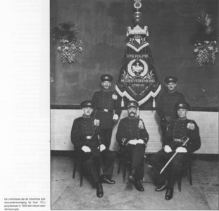 862328 Afbeelding van de vaandelcommissie van de Utrechtsche Politie Muziekvereeniging (U.P.M.V.), die gezorgd heeft ...
